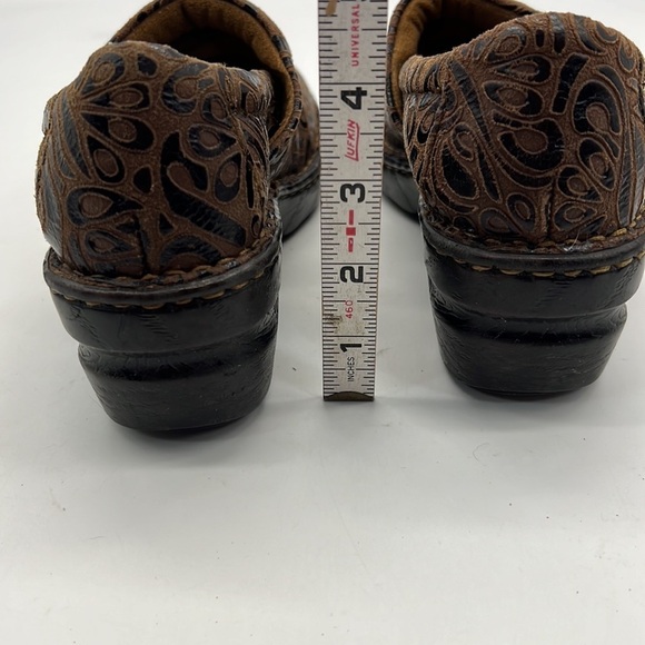 b.o.c Brown Leather  Floral Embossed Clogs size 6.5 - Picture 4 of 10